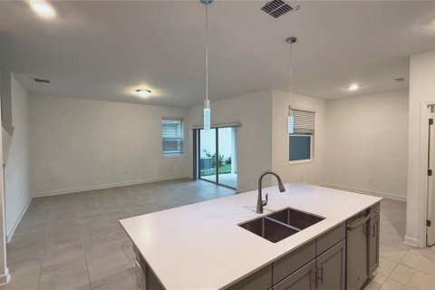 Casa en alquiler en Orlando, Florida, 5 dormitorios, 244.7 m2 № 2277213 - foto 4