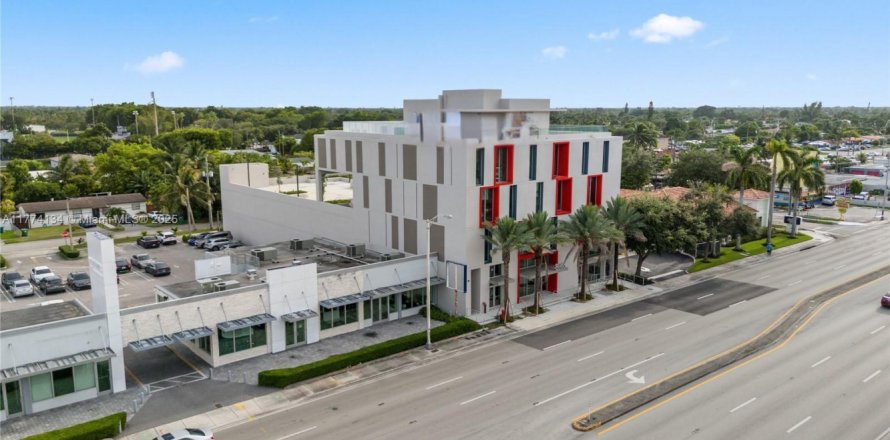 Commercial property in Miami, Florida № 1692963
