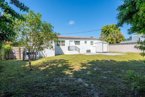 Immobilier commercial à louer à West Palm Beach, Floride: 3 chambres, 81.01 m2 № 1227778 - photo 1