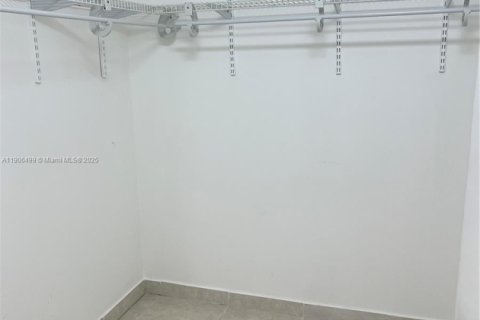 Copropriété à louer à Hialeah Gardens, Floride: 1 chambre, 80.82 m2 № 1957131 - photo 11