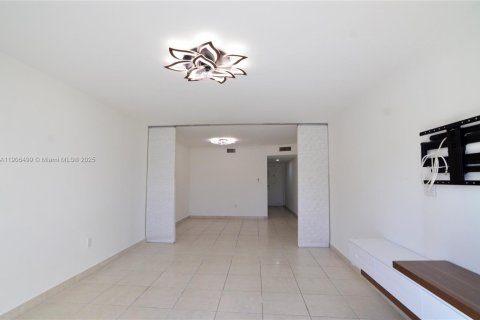 Copropriété à louer à Hialeah Gardens, Floride: 1 chambre, 80.82 m2 № 1957131 - photo 8
