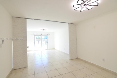 Copropriété à louer à Hialeah Gardens, Floride: 1 chambre, 80.82 m2 № 1957131 - photo 6