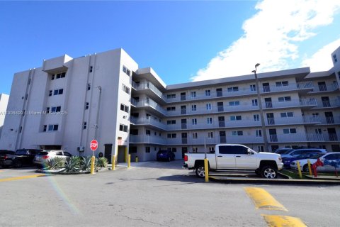 Copropriété à louer à Hialeah Gardens, Floride: 1 chambre, 80.82 m2 № 1957131 - photo 2