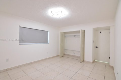 Copropriété à louer à Hialeah Gardens, Floride: 1 chambre, 80.82 m2 № 1957131 - photo 9