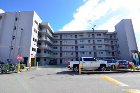 Copropriété à louer à Hialeah Gardens, Floride: 1 chambre, 80.82 m2 № 1957131 - photo 18