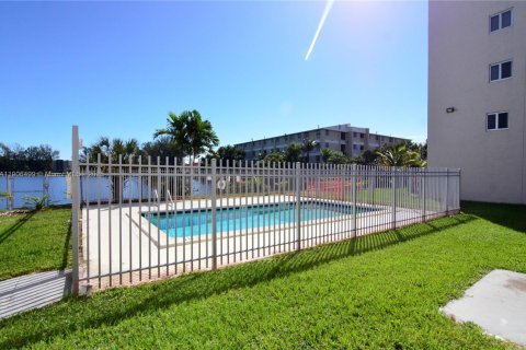 Copropriété à louer à Hialeah Gardens, Floride: 1 chambre, 80.82 m2 № 1957131 - photo 14