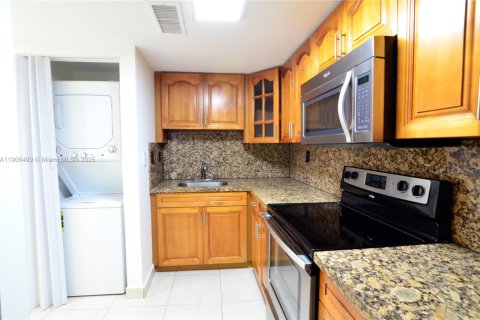 Copropriété à louer à Hialeah Gardens, Floride: 1 chambre, 80.82 m2 № 1957131 - photo 3