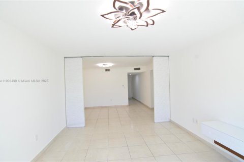 Copropriété à louer à Hialeah Gardens, Floride: 1 chambre, 80.82 m2 № 1957131 - photo 7