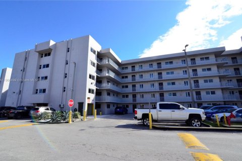 Copropriété à louer à Hialeah Gardens, Floride: 1 chambre, 80.82 m2 № 1957131 - photo 1