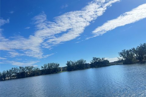 Copropriété à louer à Hialeah Gardens, Floride: 1 chambre, 80.82 m2 № 1957131 - photo 17