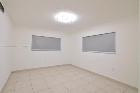 Copropriété à louer à Hialeah Gardens, Floride: 1 chambre, 80.82 m2 № 1957131 - photo 10