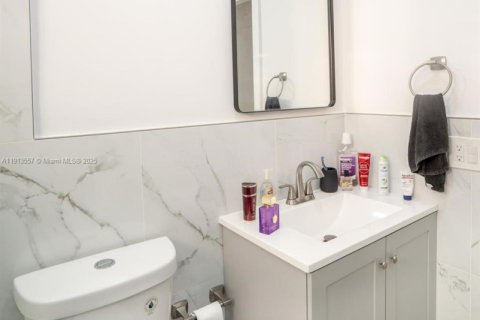 Casa en alquiler en North Miami Beach, Florida, 2 dormitorios, 153.01 m2 № 1970690 - foto 25