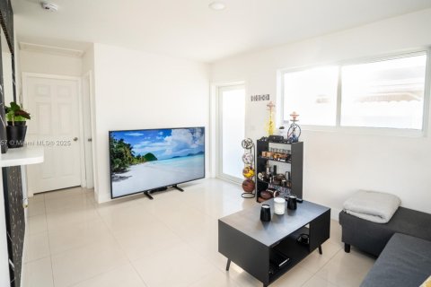Casa en alquiler en North Miami Beach, Florida, 2 dormitorios, 153.01 m2 № 1970690 - foto 15