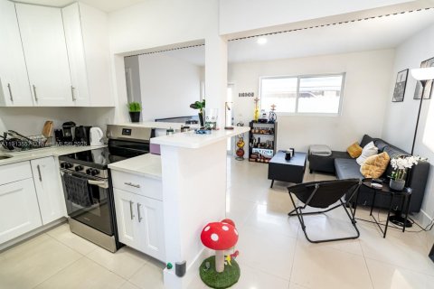 Casa en alquiler en North Miami Beach, Florida, 2 dormitorios, 153.01 m2 № 1970690 - foto 5
