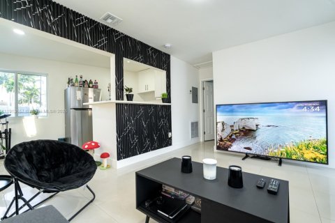 Casa en alquiler en North Miami Beach, Florida, 2 dormitorios, 153.01 m2 № 1970690 - foto 12