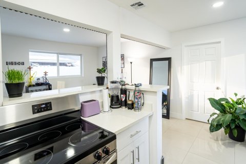Casa en alquiler en North Miami Beach, Florida, 2 dormitorios, 153.01 m2 № 1970690 - foto 9