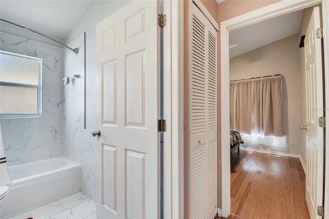 House in Orlando, Florida 4 bedrooms, 148.83 sq.m. № 1835919 - photo 12