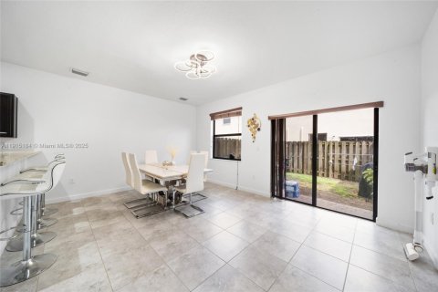 Townhouse in Miami, Florida 2 bedrooms, 131.55 sq.m. № 1971760 - photo 15