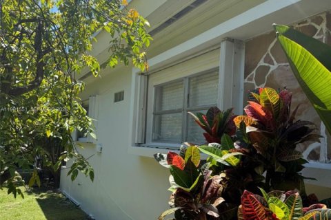 Casa en alquiler en Miami, Florida, 3 dormitorios, 172.33 m2 № 2052583 - foto 9