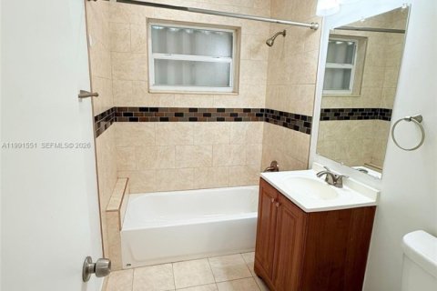 Casa en alquiler en Miami, Florida, 3 dormitorios, 172.33 m2 № 2052583 - foto 5