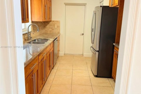 Casa en alquiler en Miami, Florida, 3 dormitorios, 172.33 m2 № 2052583 - foto 3