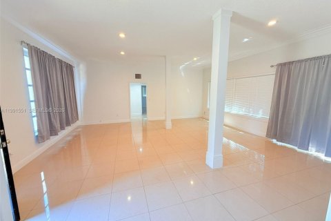Casa en alquiler en Miami, Florida, 3 dormitorios, 172.33 m2 № 2052583 - foto 2