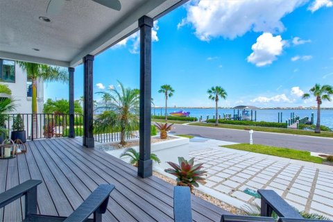 Casa en venta en Bradenton, Florida, 4 dormitorios, 302.4 m2 № 1570891 - foto 1