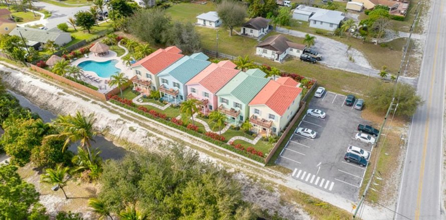 Commercial property in Lake Worth, Florida 121.98 sq.m. № 2146118