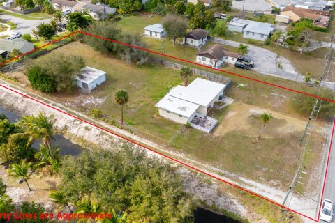 Commercial property in Lake Worth, Florida 121.98 sq.m. № 2146118 - photo 2