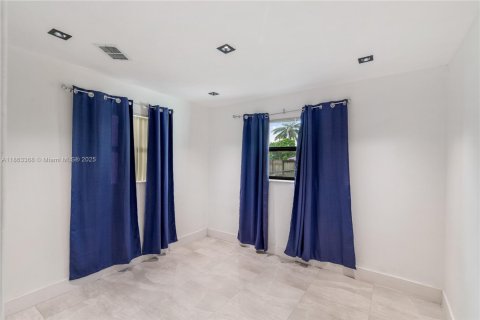 House in Miami Gardens, Florida 4 bedrooms, 175.03 sq.m. № 1893116 - photo 9