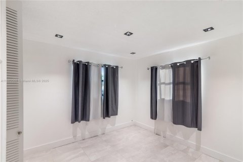 House in Miami Gardens, Florida 4 bedrooms, 175.03 sq.m. № 1893116 - photo 12
