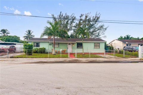 House in Miami Gardens, Florida 4 bedrooms, 175.03 sq.m. № 1893116 - photo 1