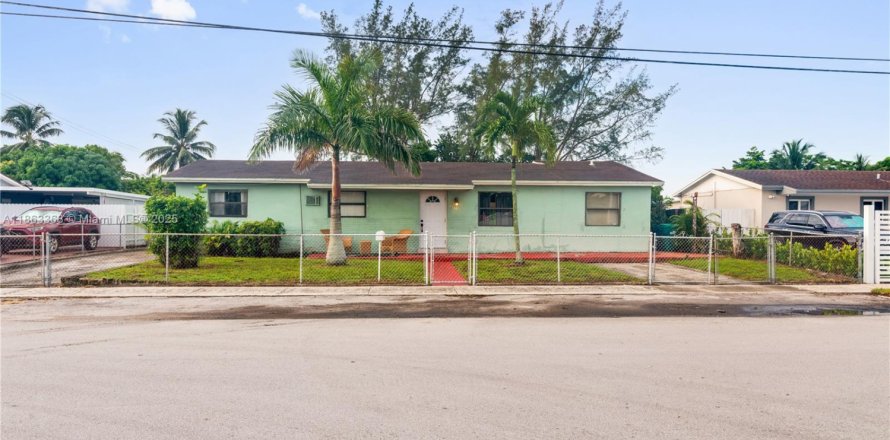 House in Miami Gardens, Florida 4 bedrooms, 175.03 sq.m. № 1893116