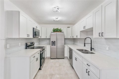 House in Miami Gardens, Florida 4 bedrooms, 175.03 sq.m. № 1893116 - photo 5