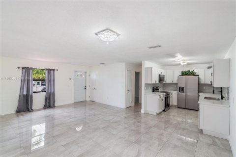 House in Miami Gardens, Florida 4 bedrooms, 175.03 sq.m. № 1893116 - photo 4