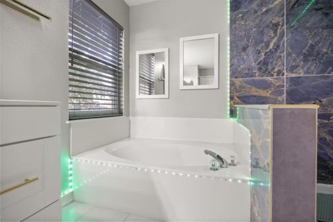 Villa ou maison à louer à Davenport, Floride: 4 chambres, 184.13 m2 № 2430629 - photo 2