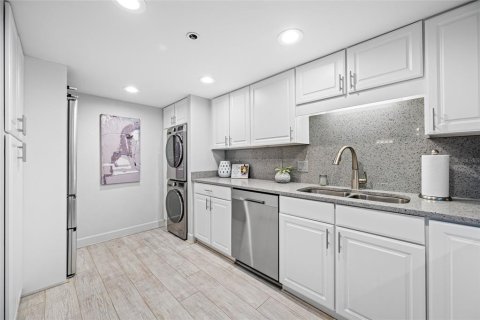 Condo in Treasure Island, Florida, 1 bedroom  № 1903065 - photo 13