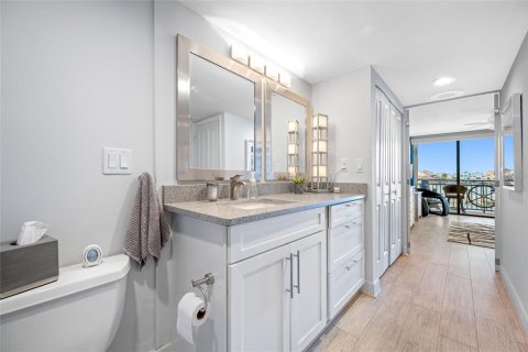 Condo in Treasure Island, Florida, 1 bedroom  № 1903065 - photo 23