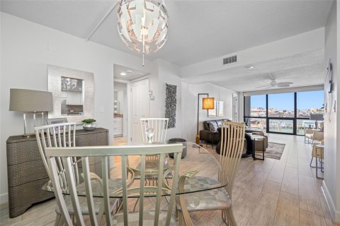 Condo in Treasure Island, Florida, 1 bedroom  № 1903065 - photo 16