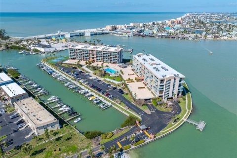 Condo in Treasure Island, Florida, 1 bedroom  № 1903065 - photo 30