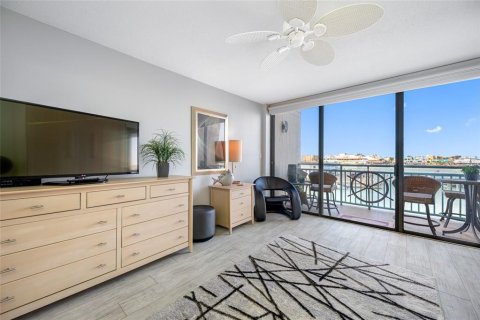 Condo in Treasure Island, Florida, 1 bedroom  № 1903065 - photo 18