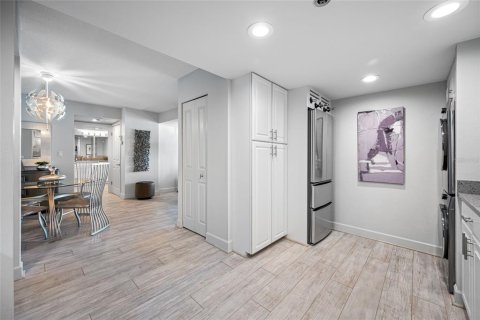 Condo in Treasure Island, Florida, 1 bedroom  № 1903065 - photo 10