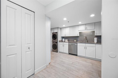 Condo in Treasure Island, Florida, 1 bedroom  № 1903065 - photo 12