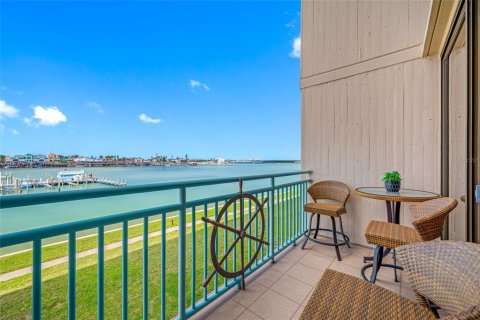 Condo in Treasure Island, Florida, 1 bedroom  № 1903065 - photo 7