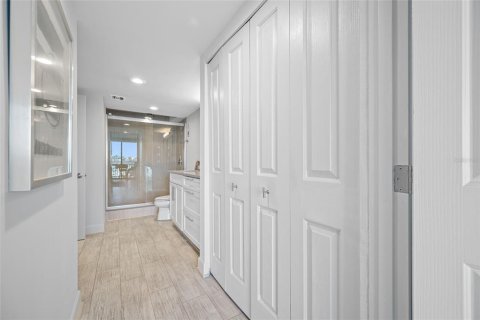 Condo in Treasure Island, Florida, 1 bedroom  № 1903065 - photo 22