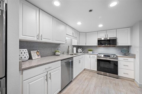 Condo in Treasure Island, Florida, 1 bedroom  № 1903065 - photo 14