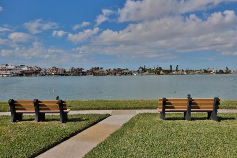 Condo in Treasure Island, Florida, 1 bedroom  № 1903065 - photo 28
