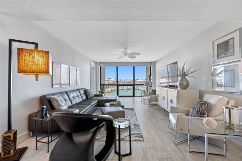 Condo in Treasure Island, Florida, 1 bedroom  № 1903065 - photo 5