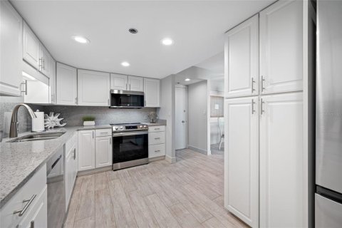Condo in Treasure Island, Florida, 1 bedroom  № 1903065 - photo 11