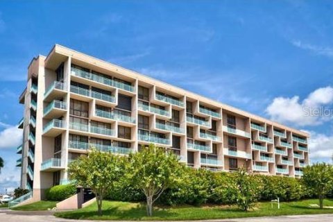 Condo in Treasure Island, Florida, 1 bedroom  № 1903065 - photo 1